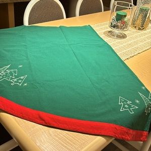 Round Christmas Table Cloth Reversible Green with White Embroidered Tree…